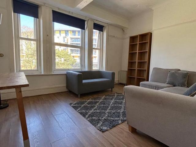 Gorgeous 2 bed flat in town centre