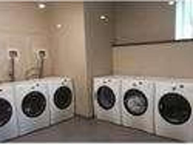 Gorgeous 2 bedroom 2 bath Corner Unit!