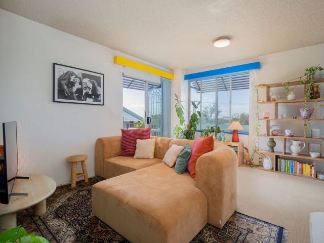 Gorgeous 2 Bedroom Apartment in the Perfect Spot for Summer!
