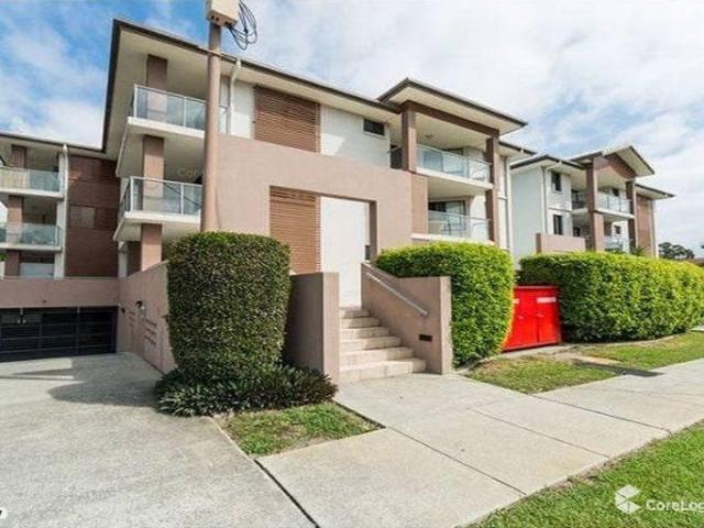 GORGEOUS 2 BEDROOM APARTMENT STONES THROW FROM THE BROADWATER