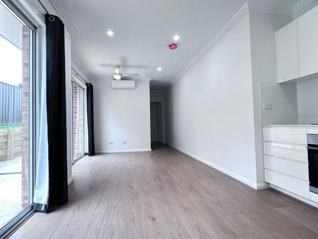 Gorgeous 2 bedroom granny flat with off street parking !