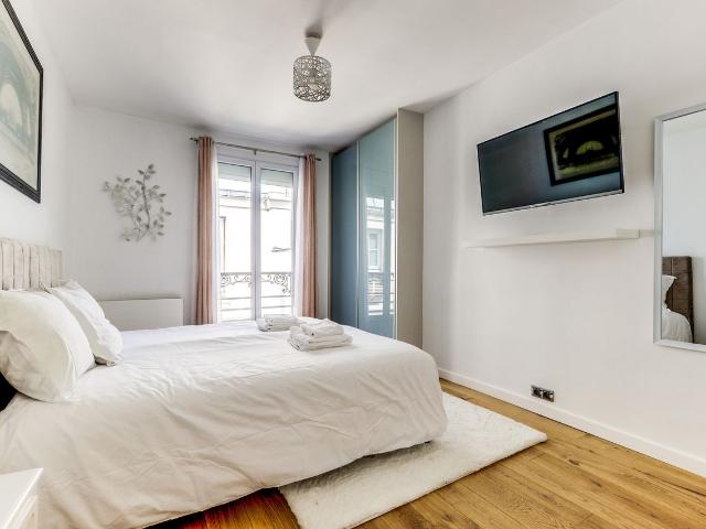 Gorgeous 2 bedrooms conveniently located, Paris Amsterdam Apartments for Rent