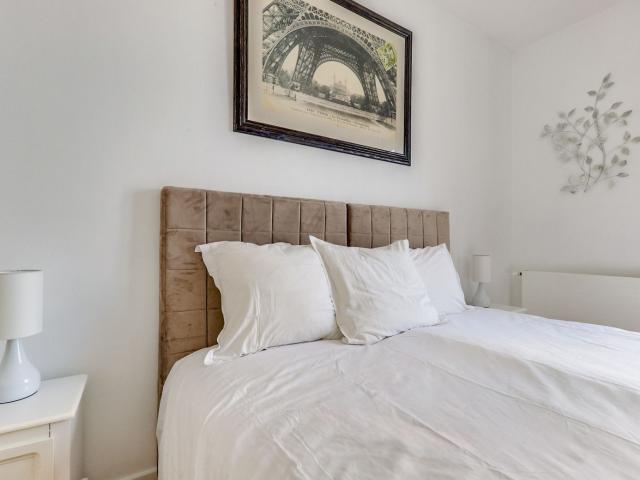 Gorgeous 2 bedrooms conveniently located