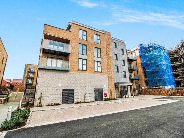 Gorgeous 2nd floor apartment, with a sizeable balcony available TO LET in walking distance to Ebbsfleet Station