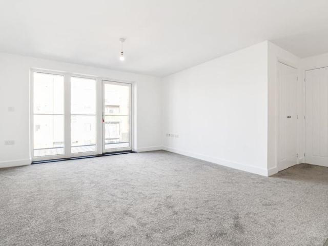 Gorgeous 2nd floor apartment, with a sizeable balcony available TO LET in walking distance to Ebbsfleet Station