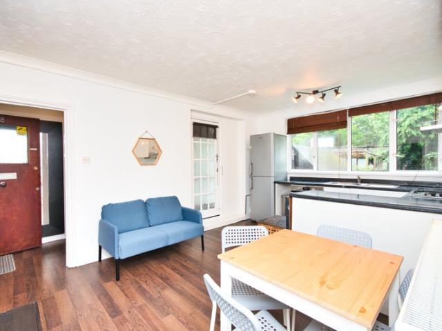 Gorgeous 3 Bed flat in Crossharbour E14 area