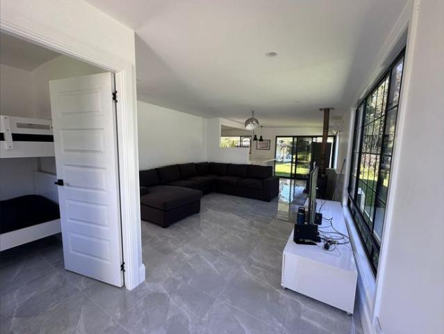 Gorgeous 3 bed house with direct creek access