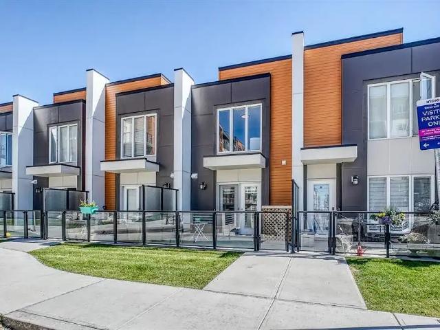 Gorgeous 3 bedroom, 3.5 bathroom Townhome in Kincora!