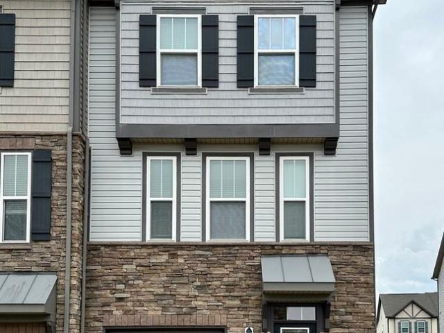 Gorgeous 3 Bedroom, 2.5 Bath Condo with Community Pool in Stafford!
