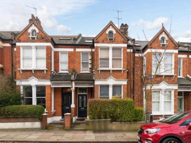Gorgeous 3 Bedroom Flat in Clapham with Garden!