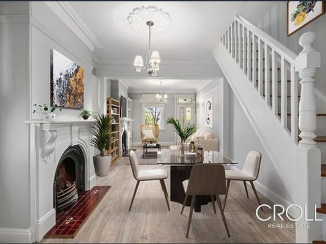 Gorgeous terrace house in walking distance to Ferry and local village shops