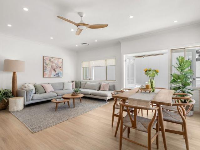 Gorgeous three bedroom, two bathroom Coastal duplex Positioned in a fantastic Noosaville location just 50m from the River. Furnished or Unfurnished