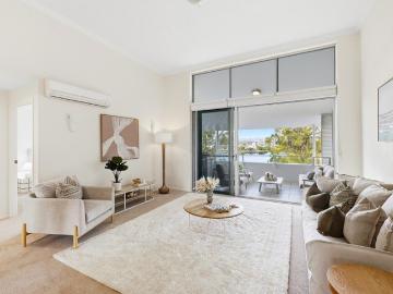 Gorgeous Top Floor Residence With Expansive Lake Orr & Hinterland Views!