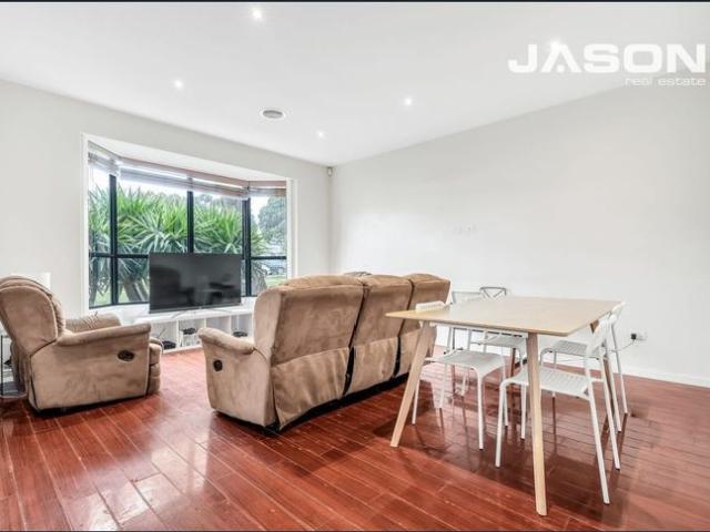 GORGEOUS TOWNHOUSE IN HEART OF TULLAMARINE