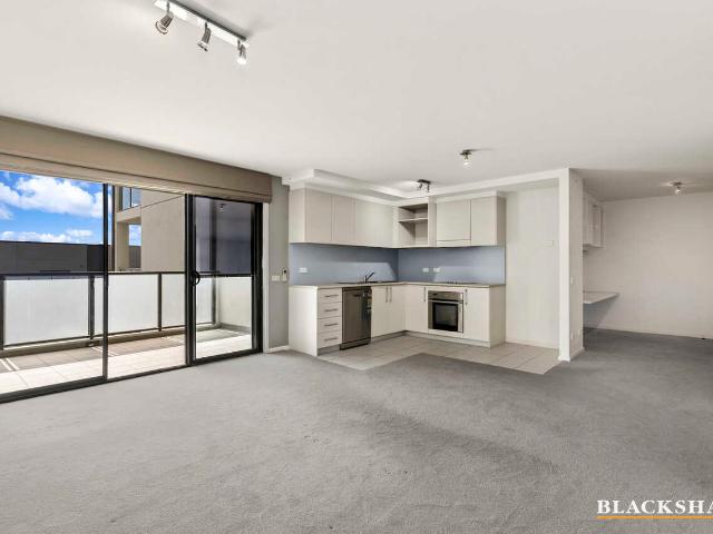 Gorgeous Two Bedroom Apartment with Spacious Study Nook