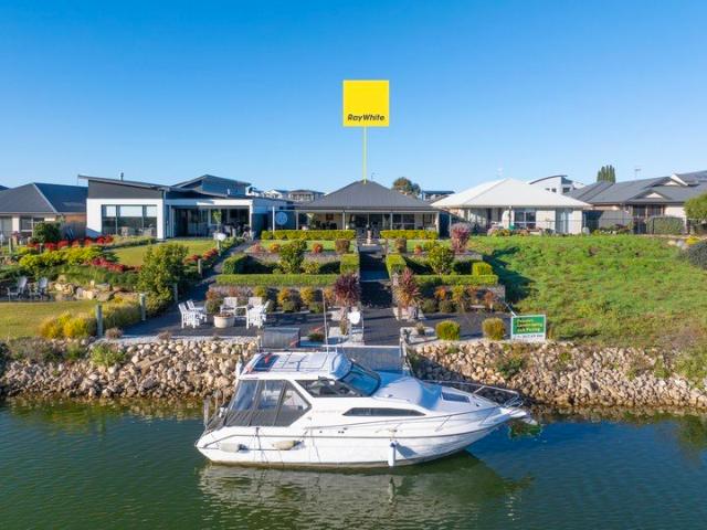 Gorgeous Waterfront Bliss