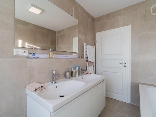 Gorgeous and spacious apartment with perfect location *10 min to airport* *15 min to TESLA*, Berlin Amsterdam Apartments for Rent