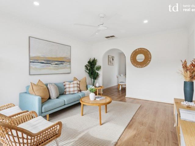 Gorgeous and updated Homette with spacious courtyard area