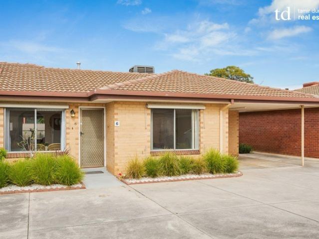 Gorgeous and updated Homette with spacious courtyard area