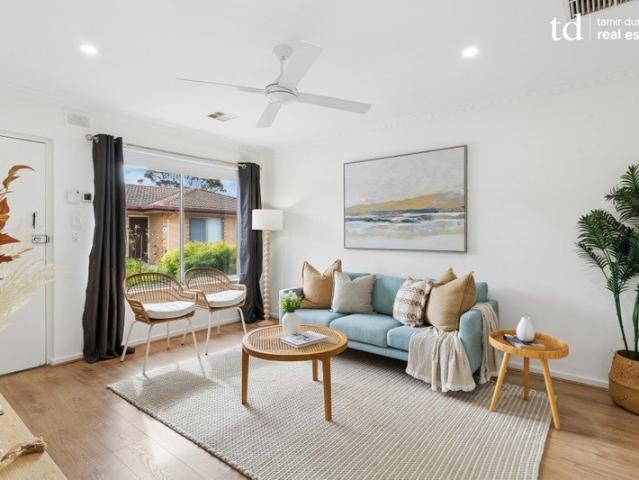 Gorgeous and updated Homette with spacious courtyard area