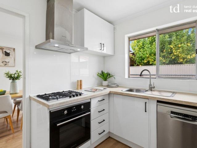 Gorgeous and updated Homette with spacious courtyard area