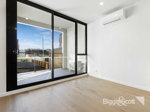GORGEOUS APARTMENT WITH FABULOUS VIEWS & OFF STREET PARKING!
