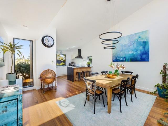 Gorgeous Beach Home In Tightly Held Pocket, Mins To Bronte, Tama Beaches