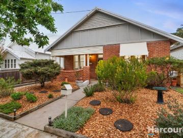 Gorgeous bungalow charm in private garden setting, 600m to The Junction