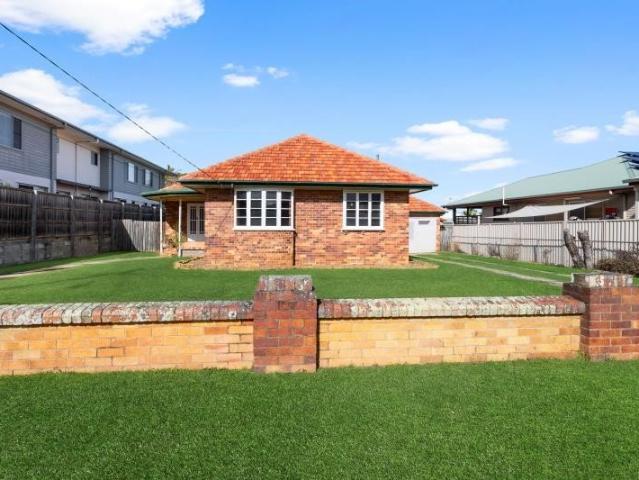 GORGEOUS CHARACTER HOME! HUGE 809m2 BLOCK!