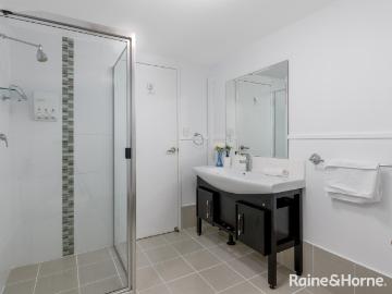 Gorgeous Coastal Unit Newly Renovated, Ocean Views & Pool
