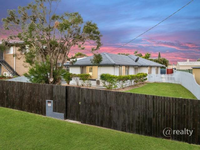 GORGEOUS & DAZZLING RESIDENCE ONLY 50m TO SHOPPING! LARGE YARD + ROOM FOR POOL!