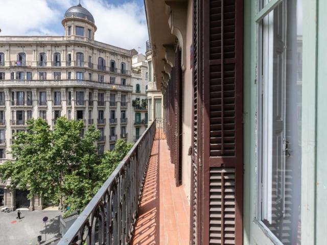 Gorgeous double bedroom in a 9 bedroom flat, in Esquerra de l'Eixample