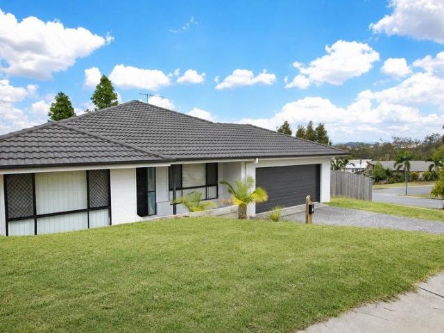 Gorgeous Family Home in The Heart Of Springfield Lakes!