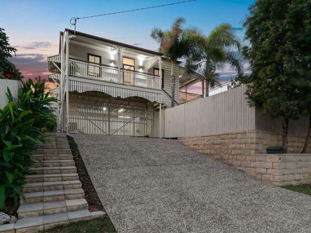 Gorgeous family Queenslander in blue ribbon locale