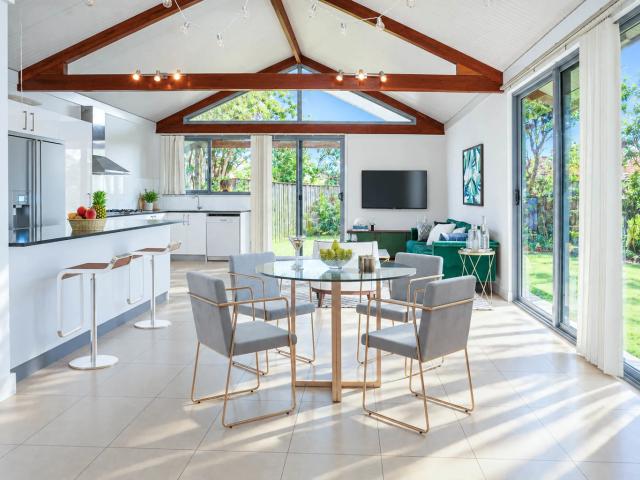 gorgeous freestanding villa pet friendly!