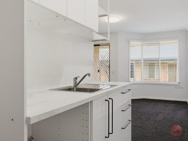 GORGEOUS, FULLY RENO'D UNIT PERFECT FOR SINGLE, MATURE AGED TENANT