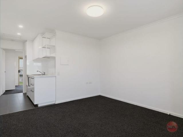 GORGEOUS, FULLY RENO'D UNIT PERFECT FOR SINGLE, MATURE AGED TENANT