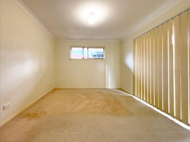 Gorgeous lowset family home with beautiful gardens and within Sunnybank Hills State School Catchment
