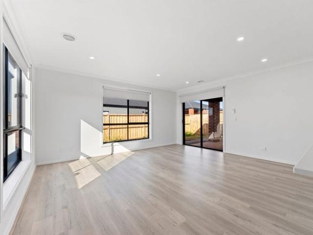 Gorgeous, Near New 4 Bedroom Home!