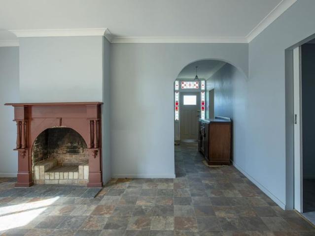 Gorgeous Older Style Home Located Close to the CBD AVAILABLE NOV