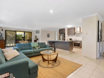 Gorgeous property is located close to parklands, schools, the freeway
