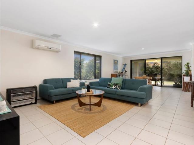 Gorgeous property is located close to parklands, schools, the freeway