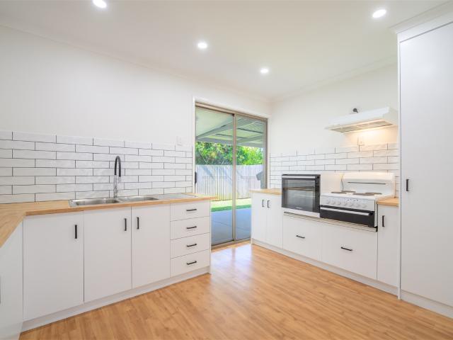 Gorgeous Renovated Duplex/Unit With Side Access