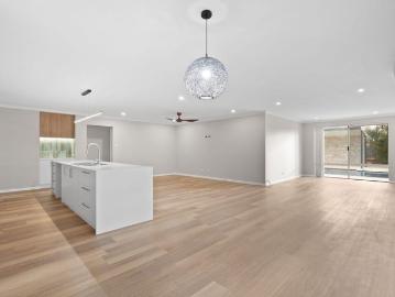 Gorgeous Refurbished Family Living with a Sparkling Pool!