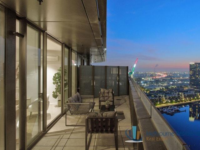 Gorgeous Riverside Residence With Resort Style Amenities
