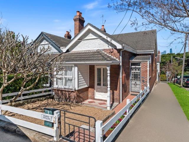 Gorgeous semi in an unbeatable lifestyle location