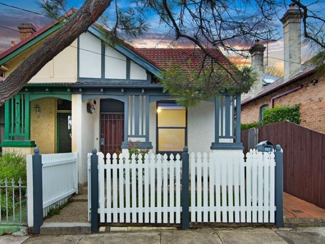 Gorgeous Semi with a Leafy Garden Haven