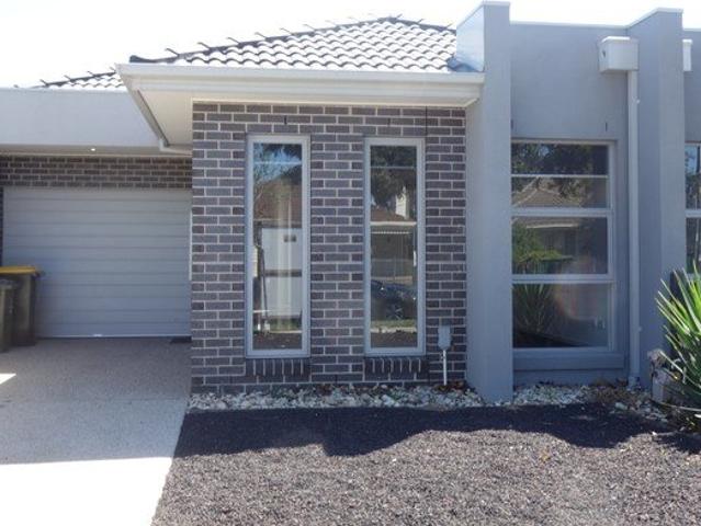 Gorgeous Single Level Townhouse!