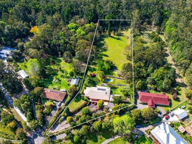 Gorgeous spacious large family home on acreage