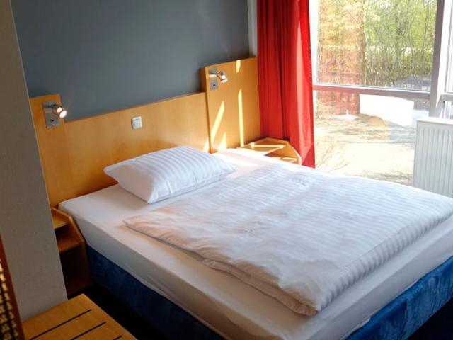 Gorgeous suite near school with daily breakfast, Braunschweig Amsterdam Apartments for Rent